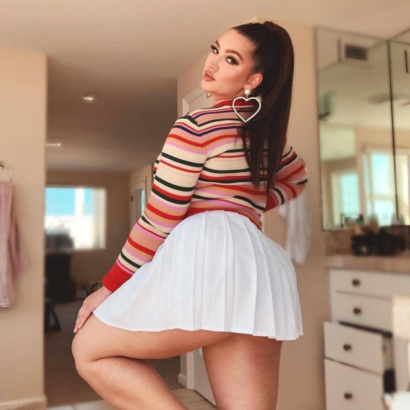 Olivia Austin in mini