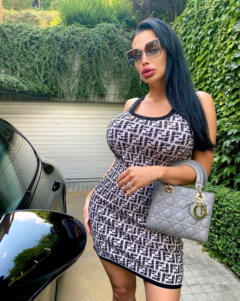 Nikol kwlen in underwear