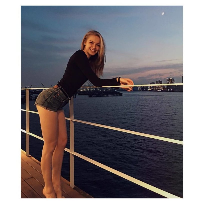 Actress Carolina Pisarek Hot