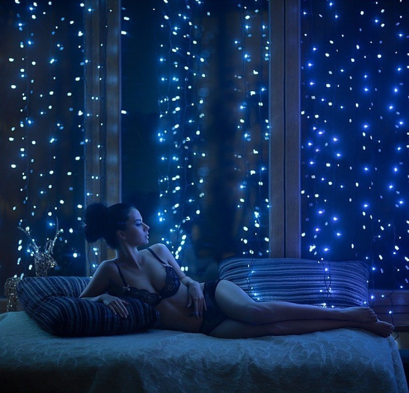 Photo shoot in bed with garland