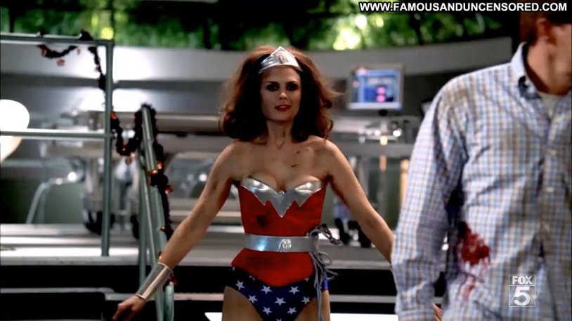 Bones actress Emily Deschanel Naked