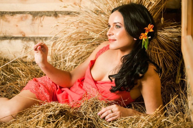 Zlata Ognevich on the hayloft