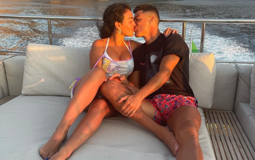Ronaldo and Georgina kiss