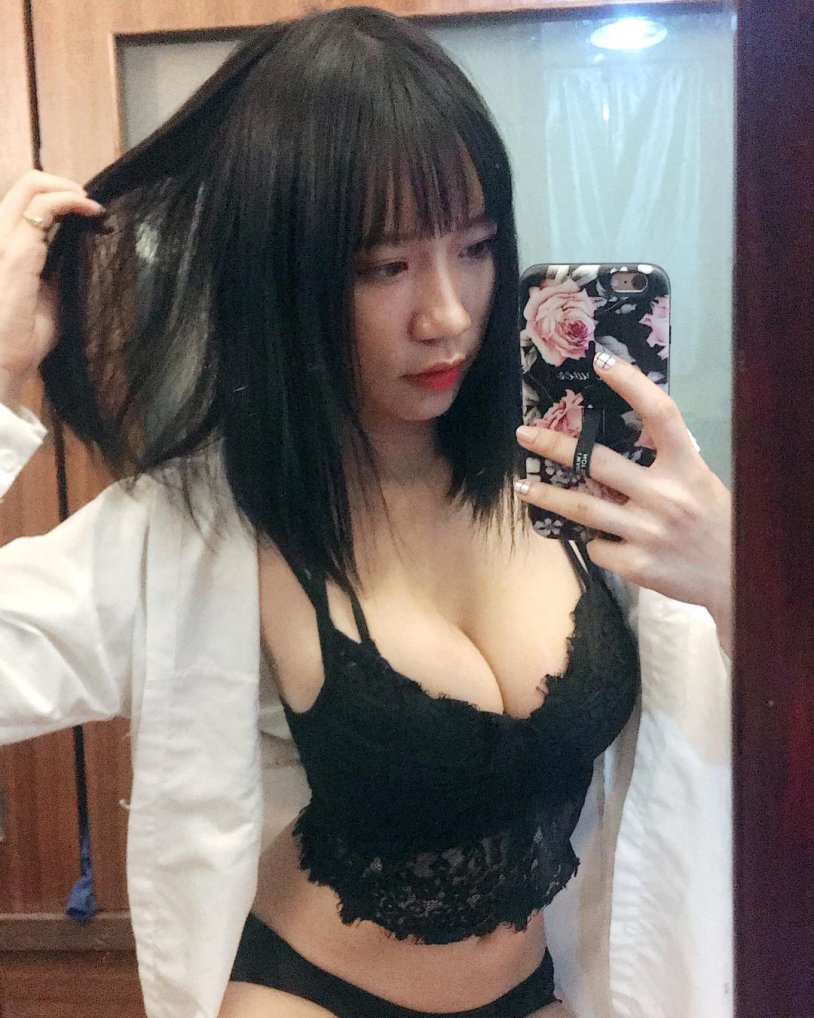 Gan Yu show boobs
