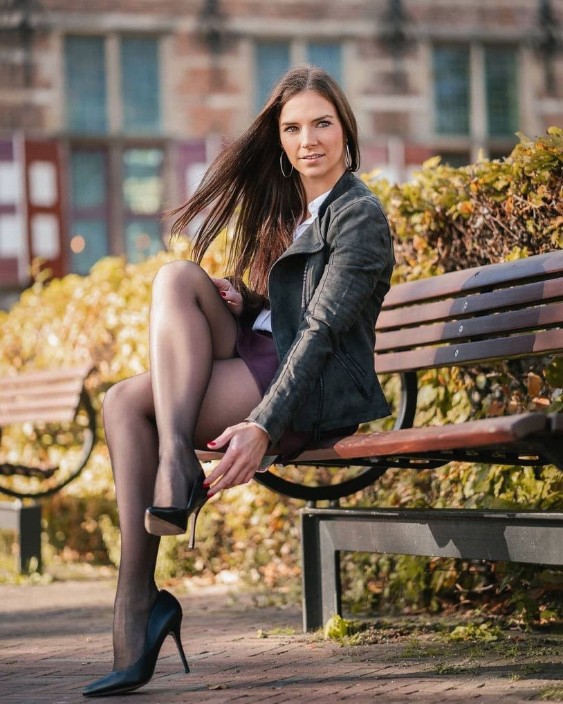 Sarah Butler in mini