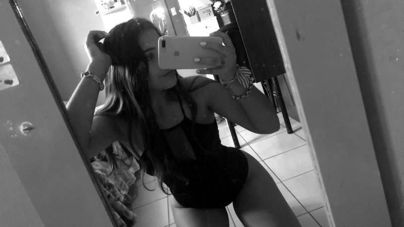 Snapcut 16 years old girl selfie by the mirror