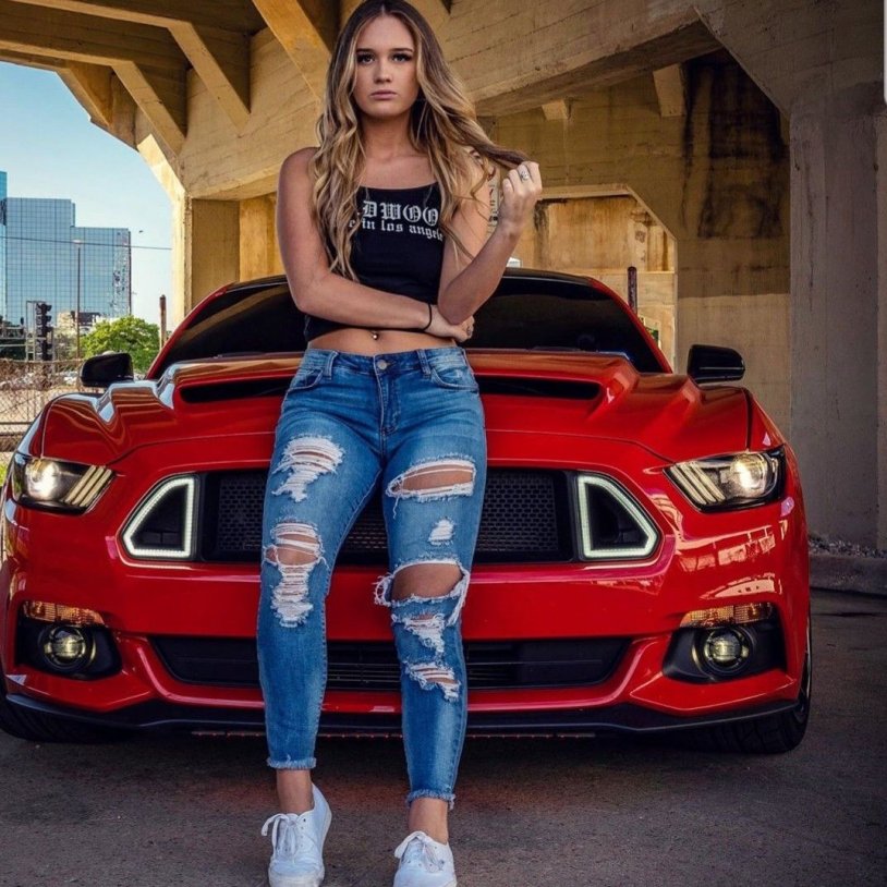 Blogger in Mustang