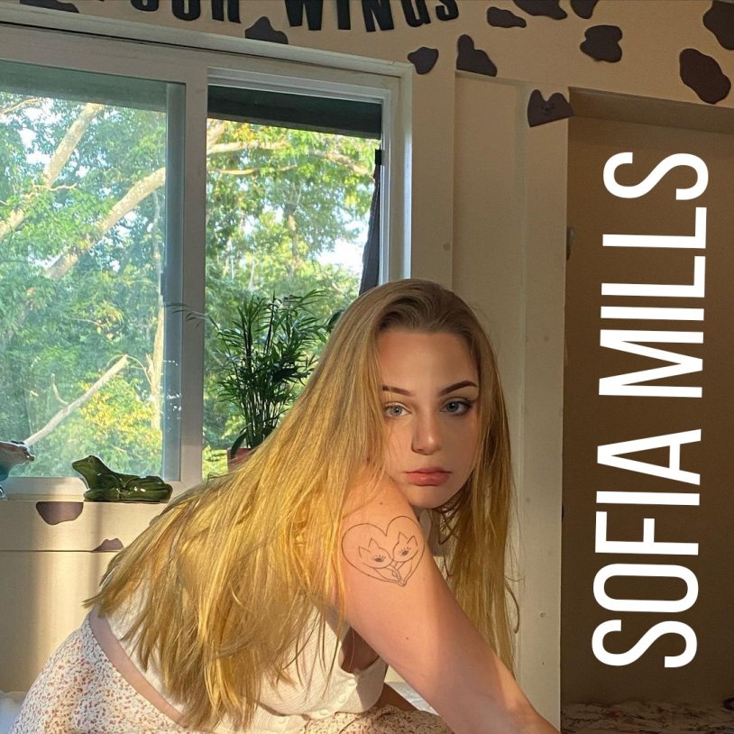 Sofia Mills Model
