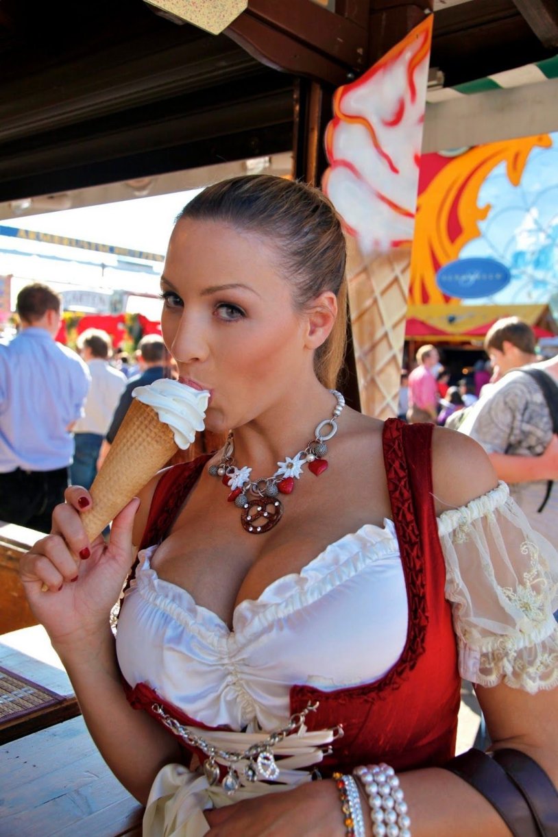 Jordan Carver in Dirndl