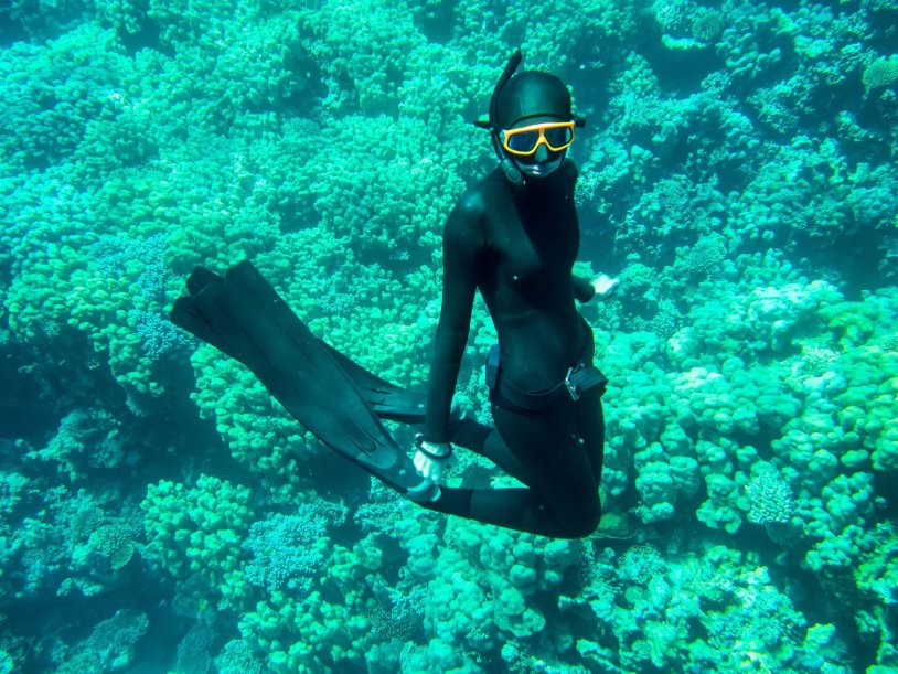 Submarine swimming of the girl