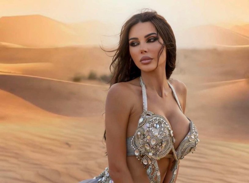 Oksana Samoilova in the desert