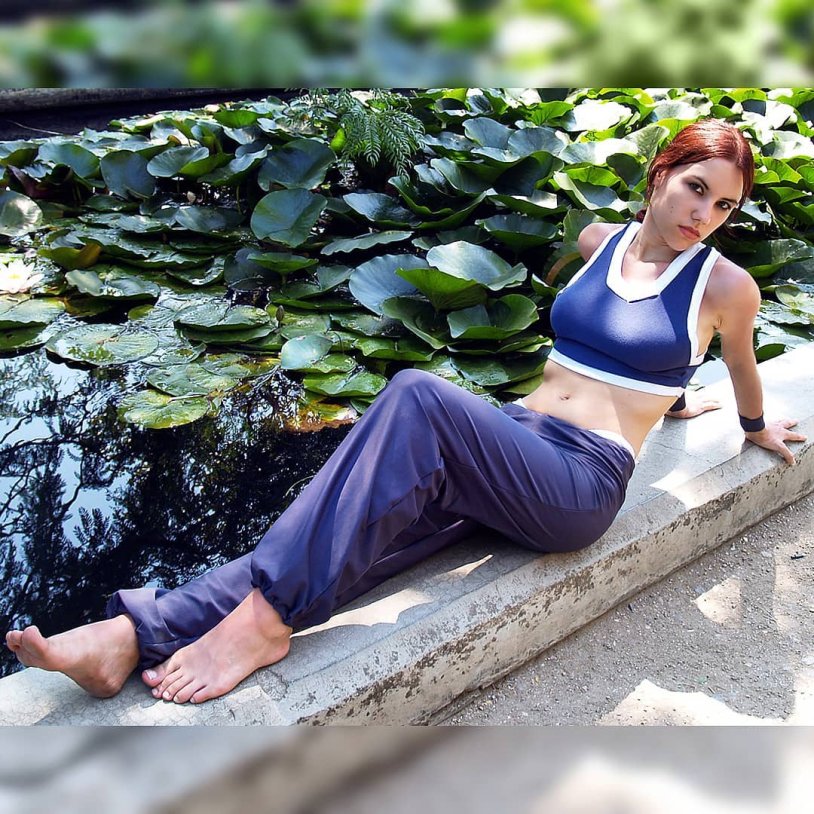 Tanya Sochovets barefoot