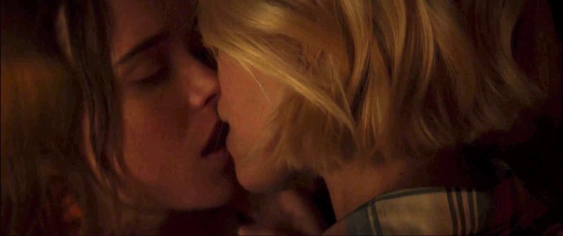 Ellen Page Beginning Kiss