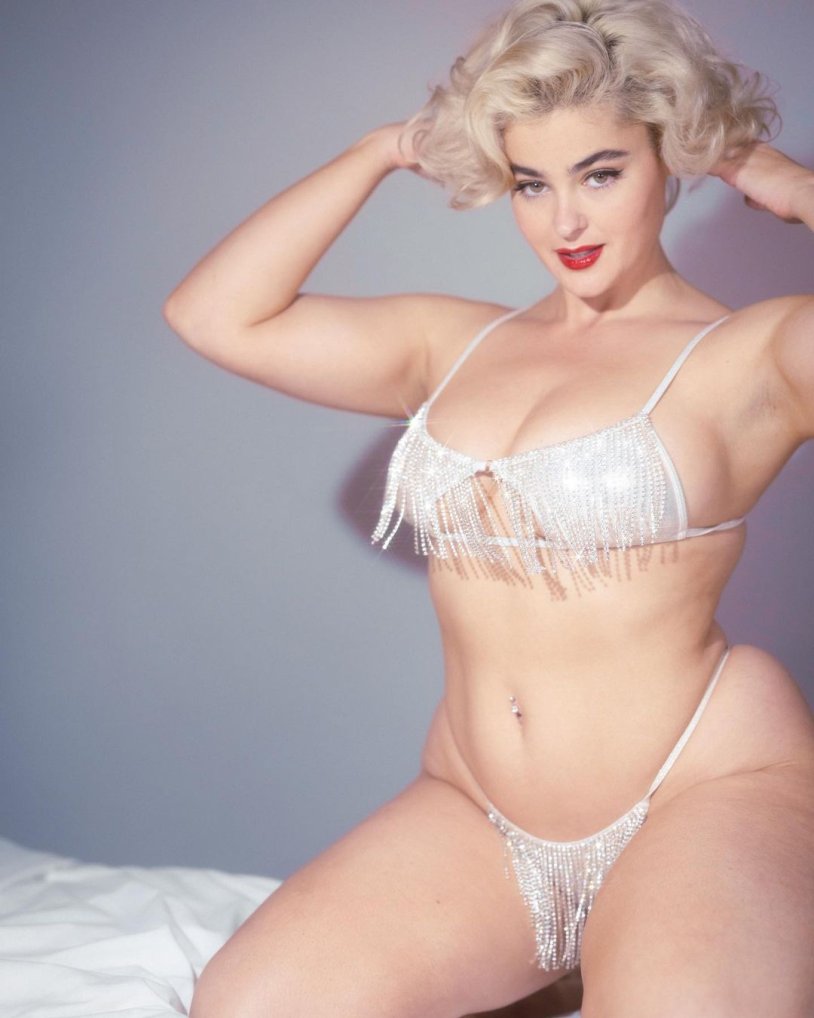 Stefania Ferrario is hot