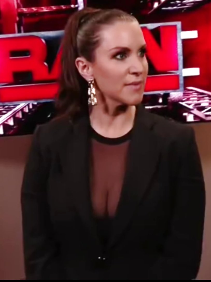 Stefani McMan Decolte