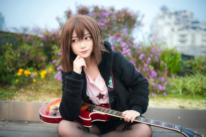 Yui Hirasava cosplay with guitar