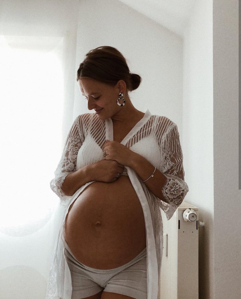 Naked pregnant girls