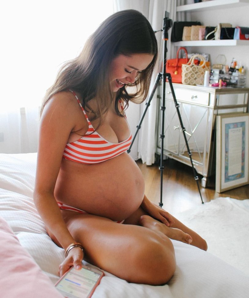 Naked pregnant woman in the hospital