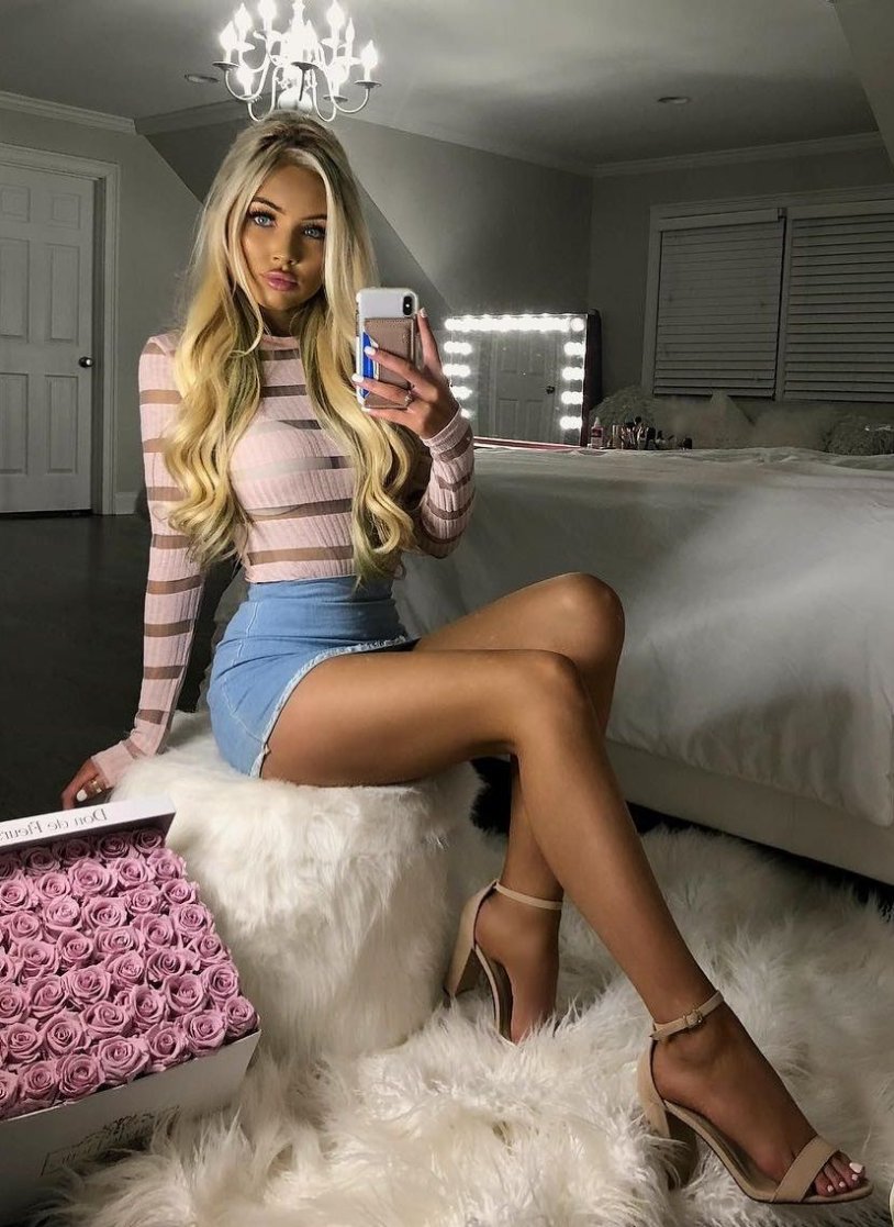Blonde in a dress 3D