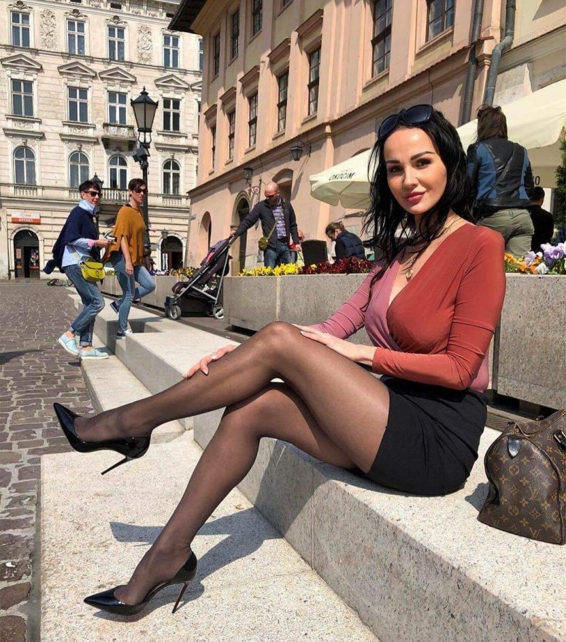 Ariadne Maevsk in heels