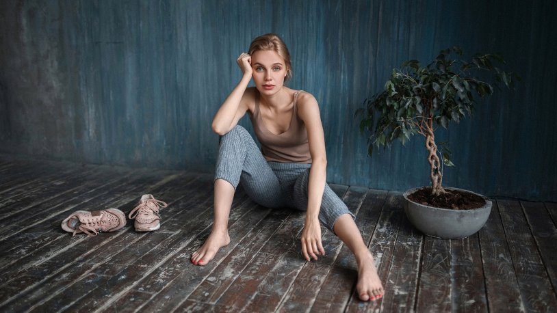 Stasya Miloslavskaya barefoot