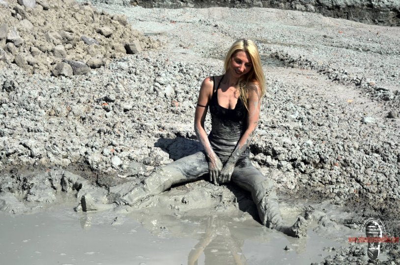 Girl Suction Noise Boots Mud