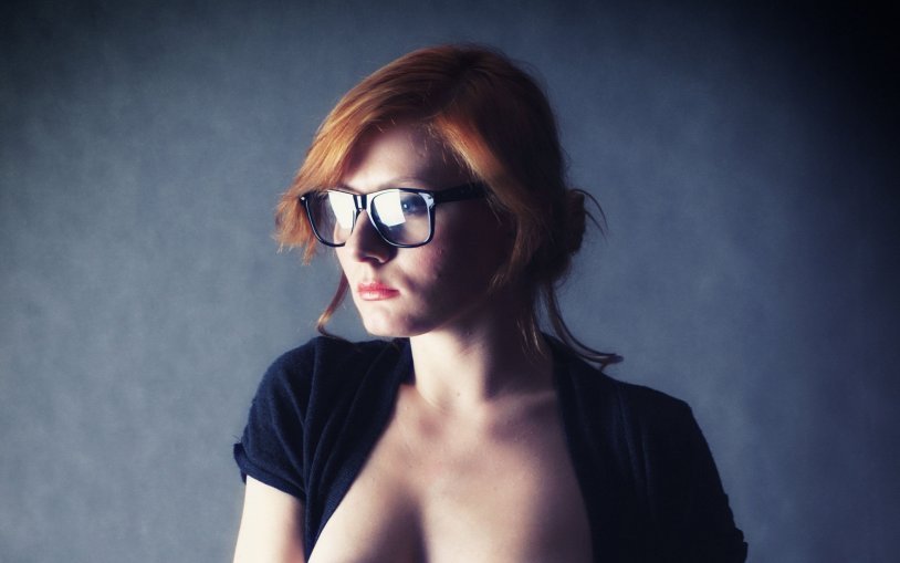 Red -haired beauty with glasses