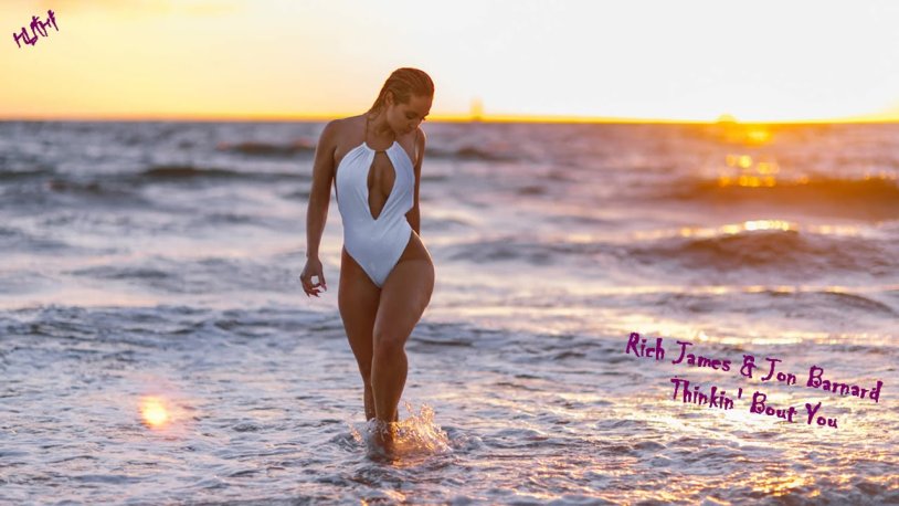 Sydney Mahler in bikini