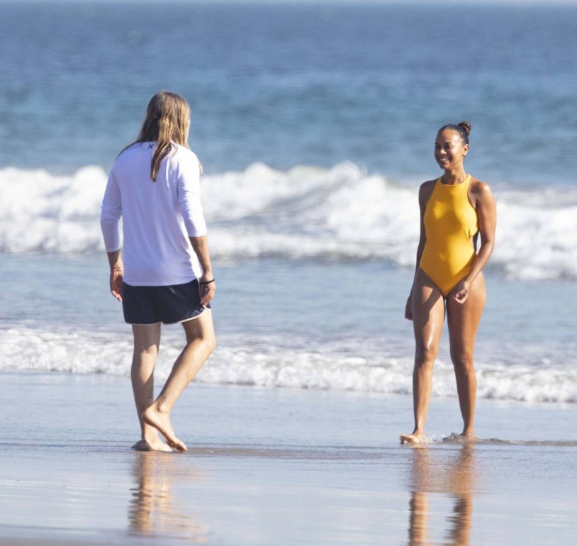 Zoe Saldana paparazzi beach