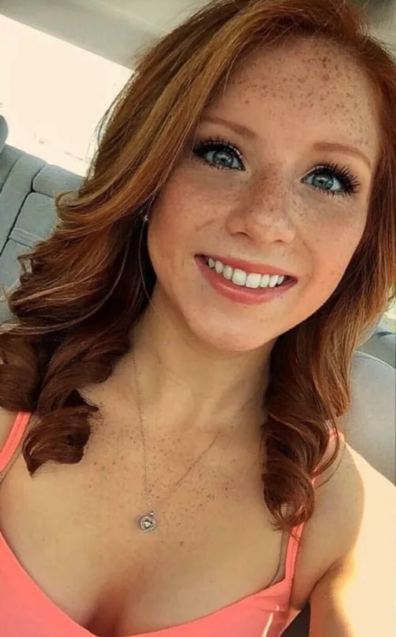 Red -haired selfie with a neckline