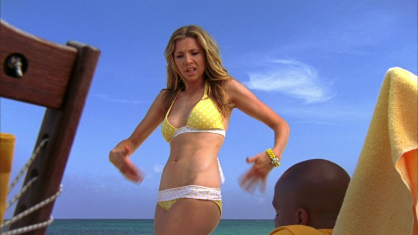 Сара чок в купальнике