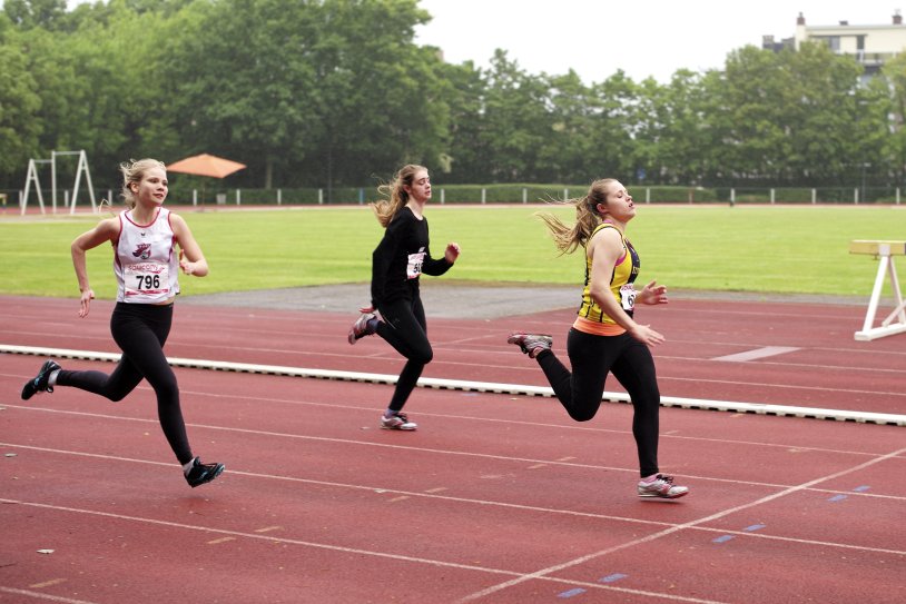 Light athletics girls run