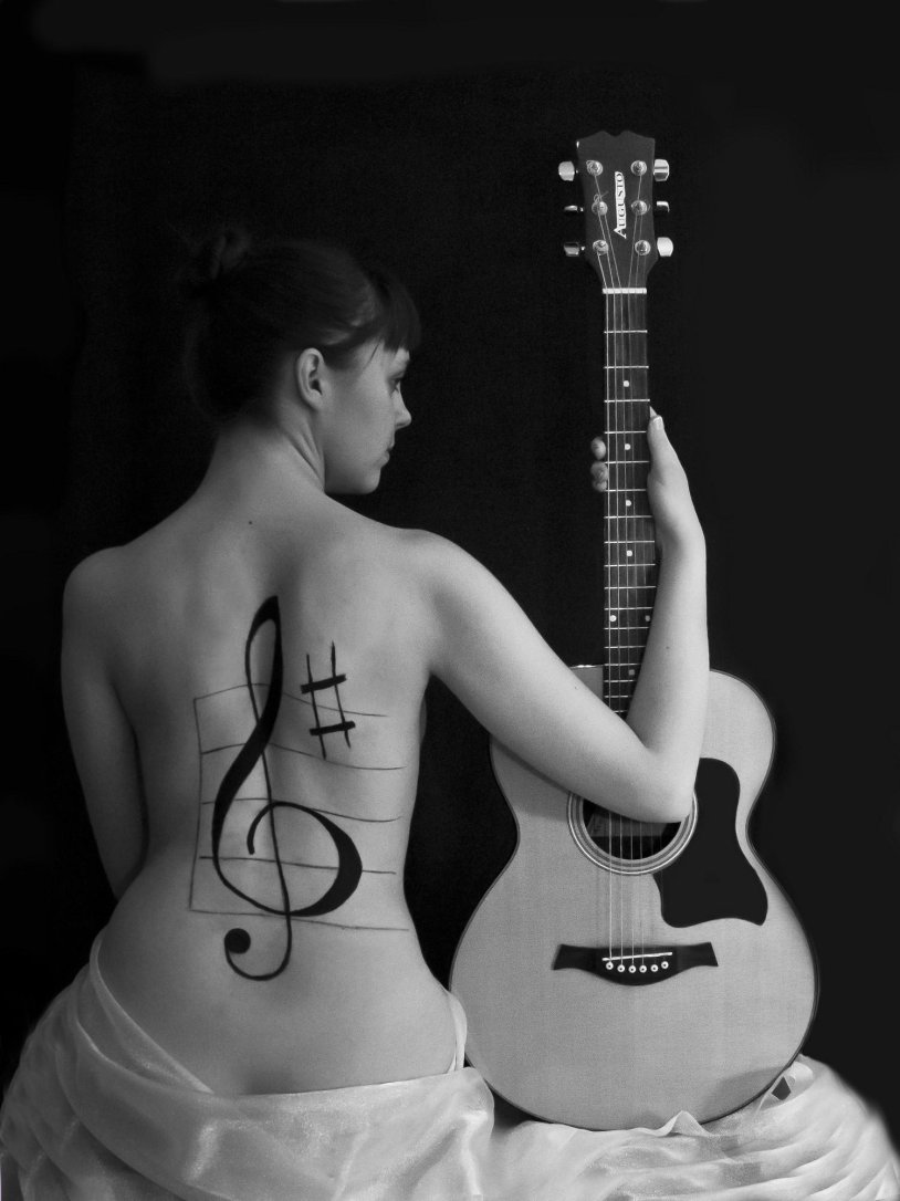 Figure of the guitar in girls