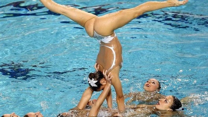 Synchronous swimming athlete