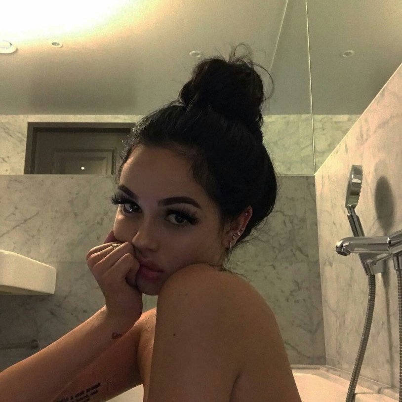 Maggie Lindemann in linen
