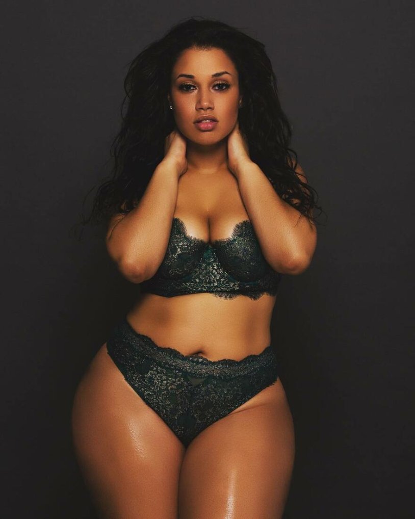 Anastasia Kvitko model plus saz