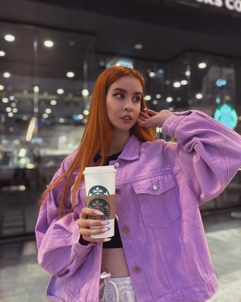 Red -haired Tiktokoresh Anya