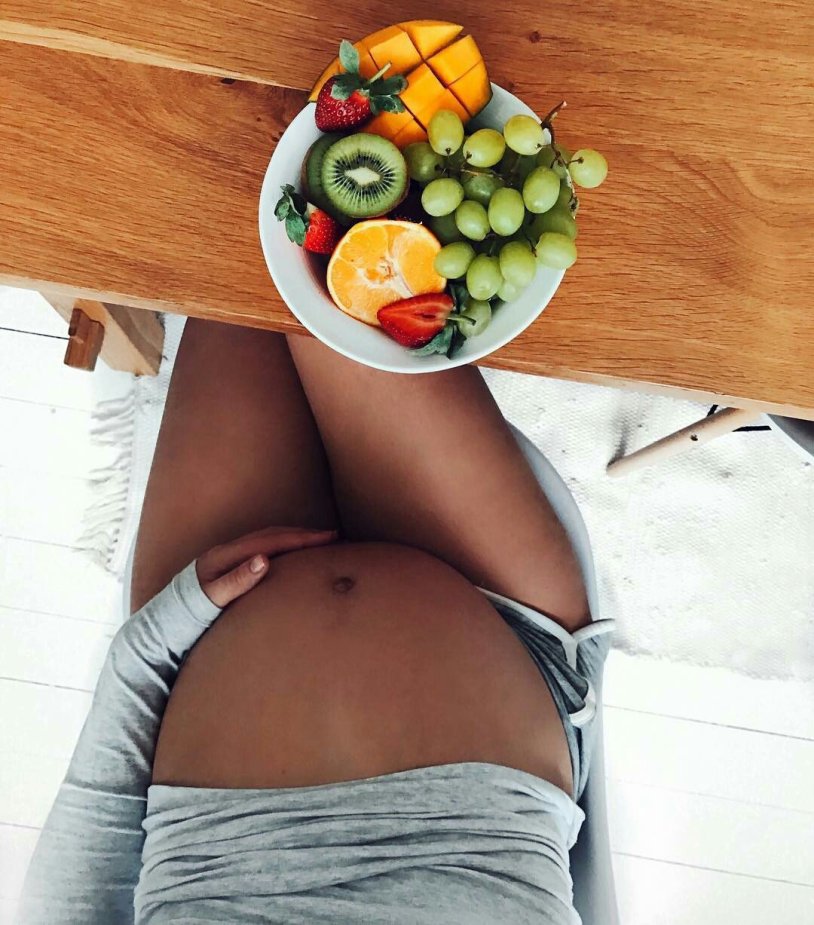 Photo shoot of pregnant women with fruits