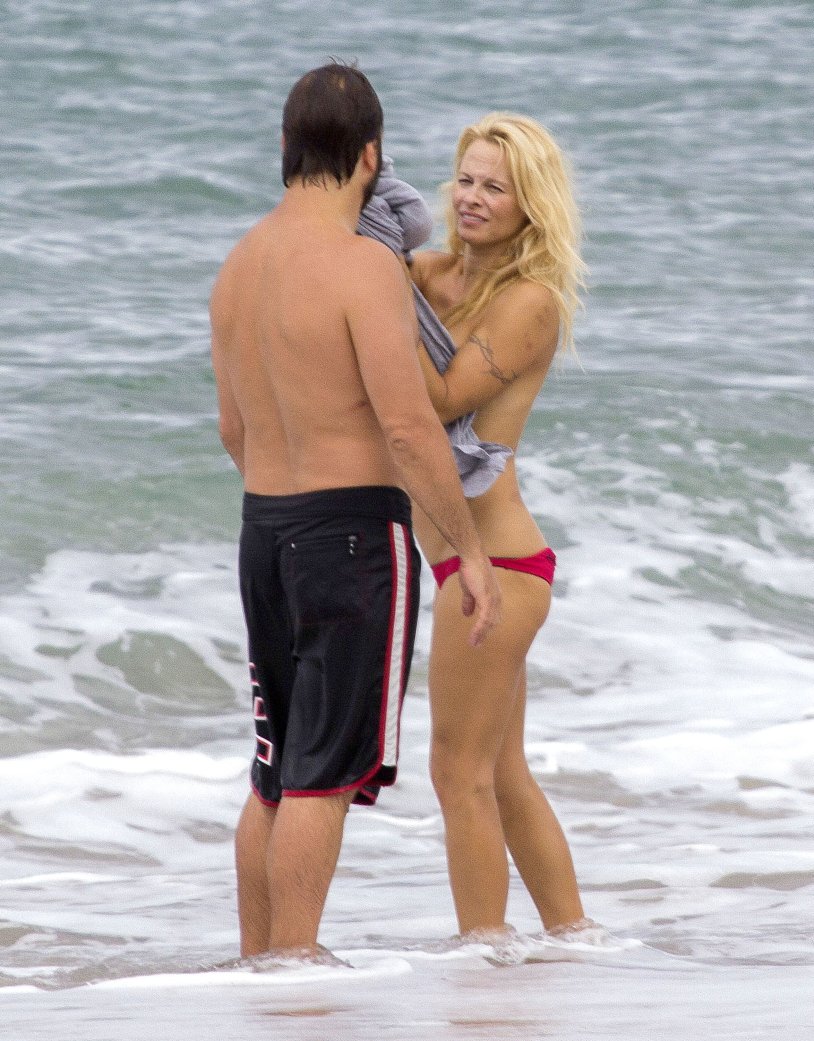 Pamela Anderson and Rick Salomon on the beach