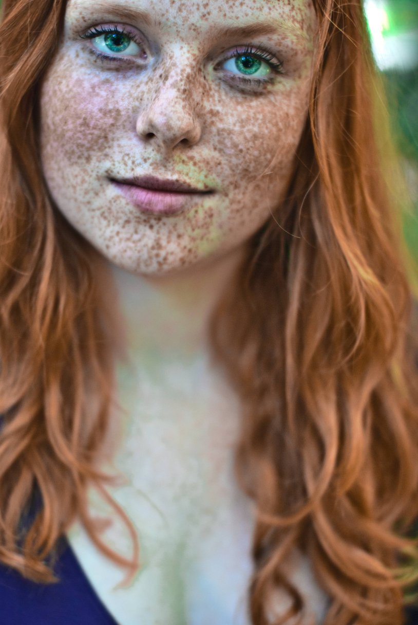 Red -haired girl in a T -shirt