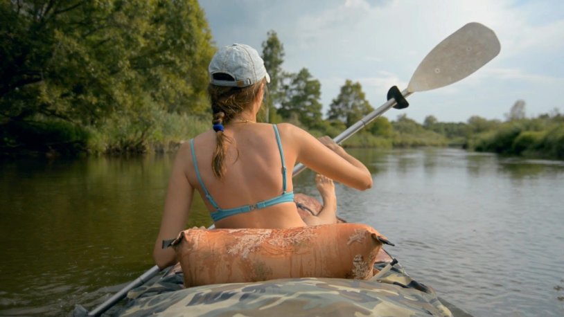 The girl is on the kayak