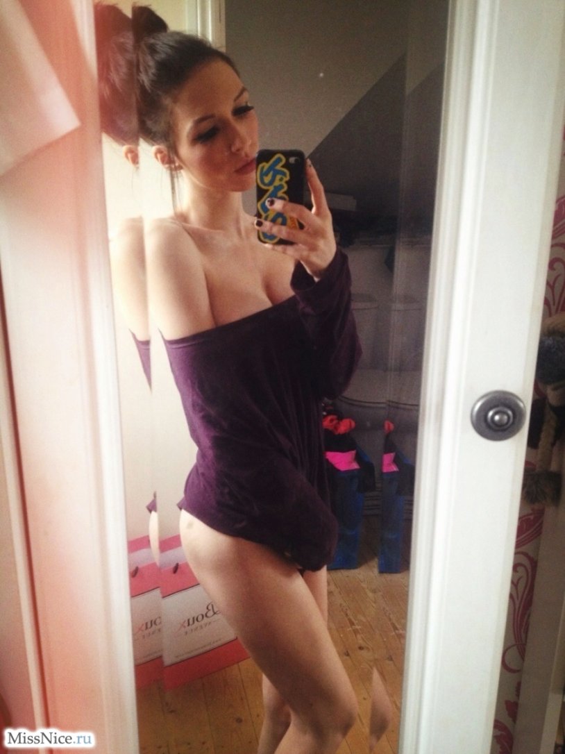 Girls take pictures with pi in the mirror