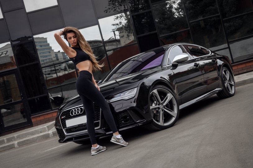 Audi RS7 girl