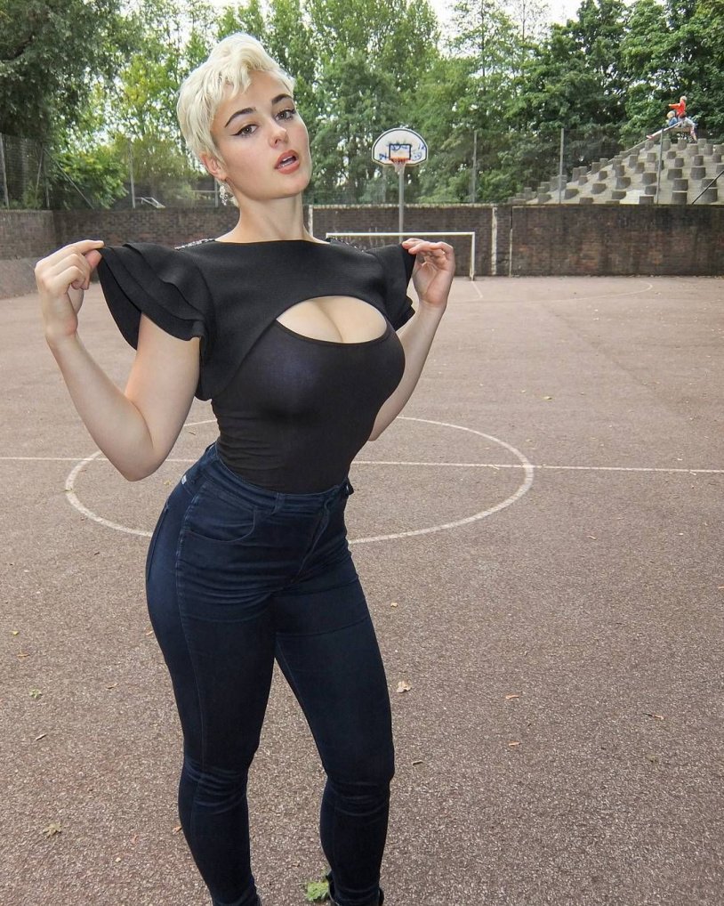 Stefania Ferrario hairy armpits