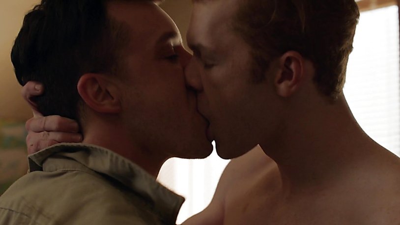 Ian Gallager and Mickey Milkovich kiss