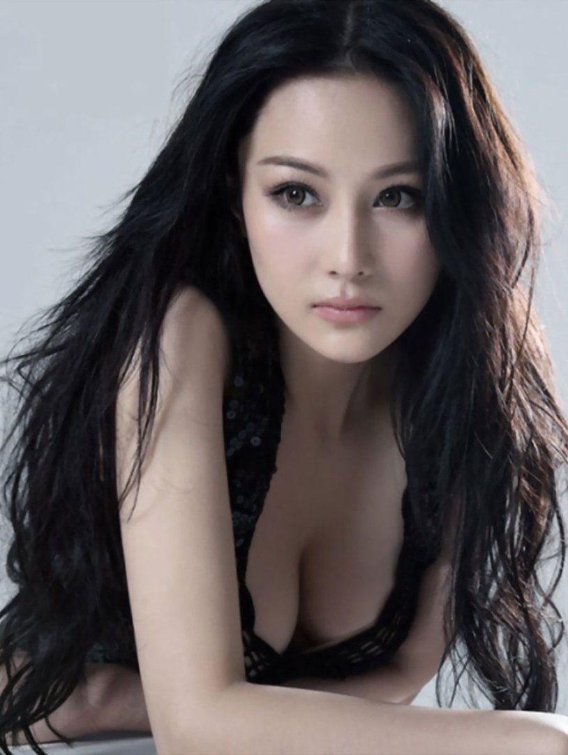 Actress Xinyu Zhang