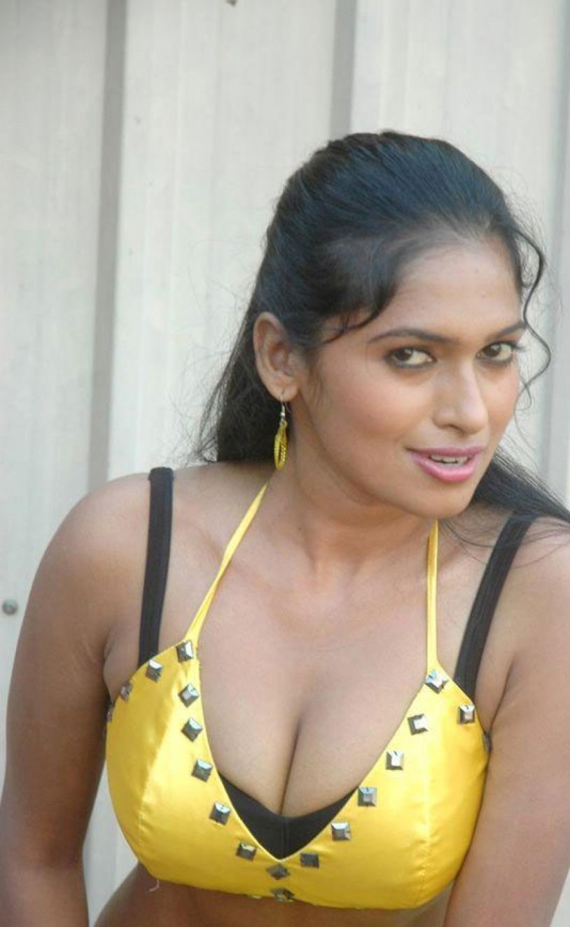 Girls from Indian Pakistani Sri Lankan show boobs