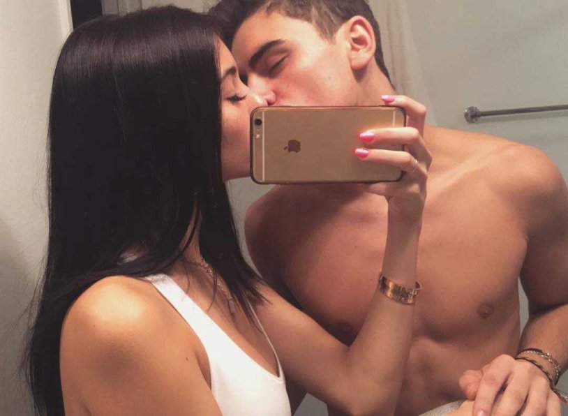 Kiss of a pair of selfie