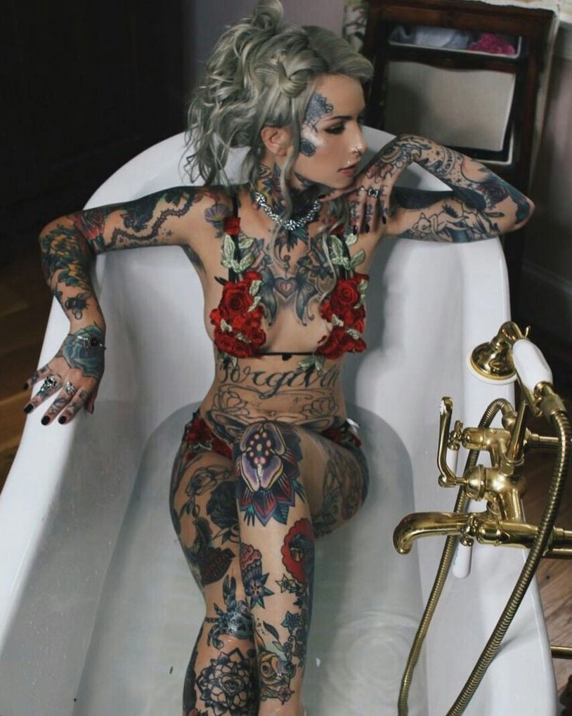 Tattoo model Caroline Grace (Caroline Grace)