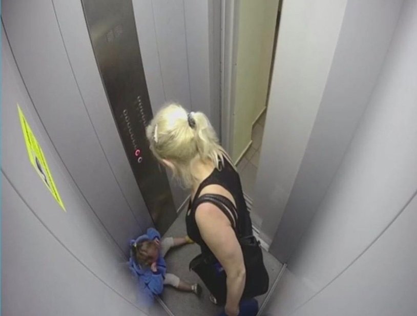 Krasnoyarsk beating a girl in an elevator